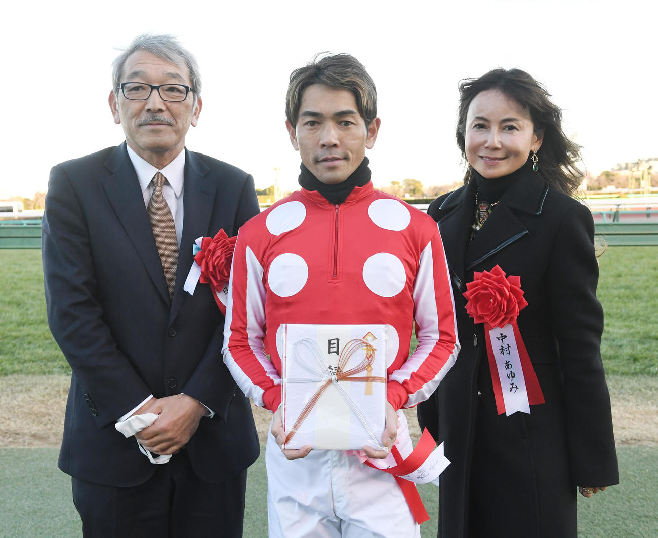 中山金杯を制したラーグルフの戸崎騎手（中央）、左は高田日刊スポーツ新聞社社長、右は歌手の中村あゆみ