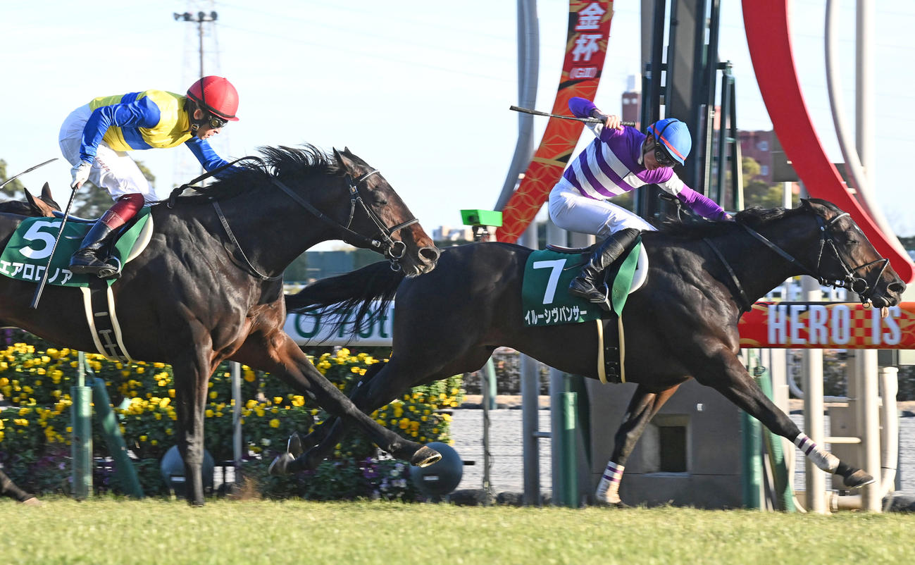 イルーシヴパンサーで京都金杯を制した岩田望騎手はガッツポーズ（撮影・前岡正明）