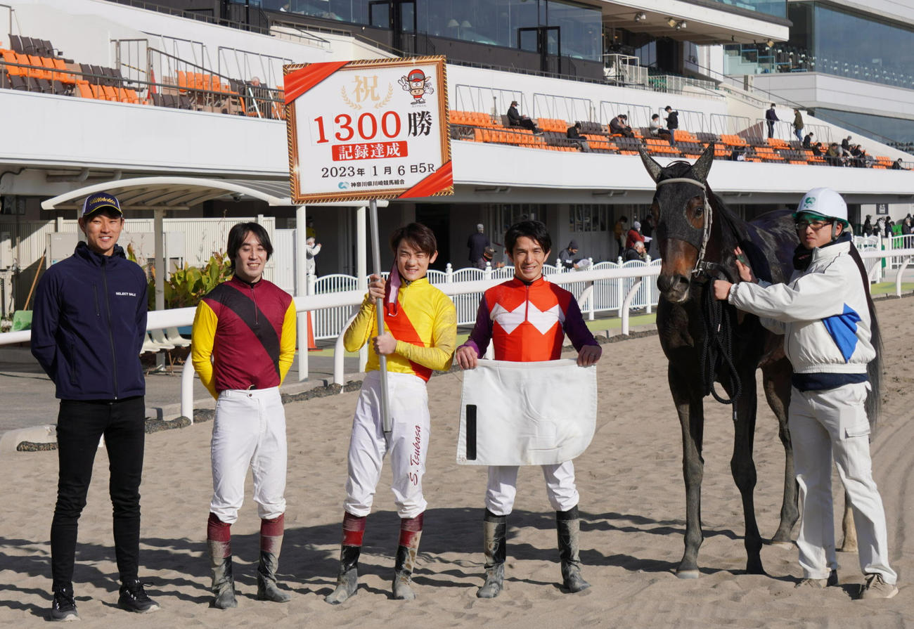 地方通算1300勝を達成した和田譲治騎手(左から4人目)