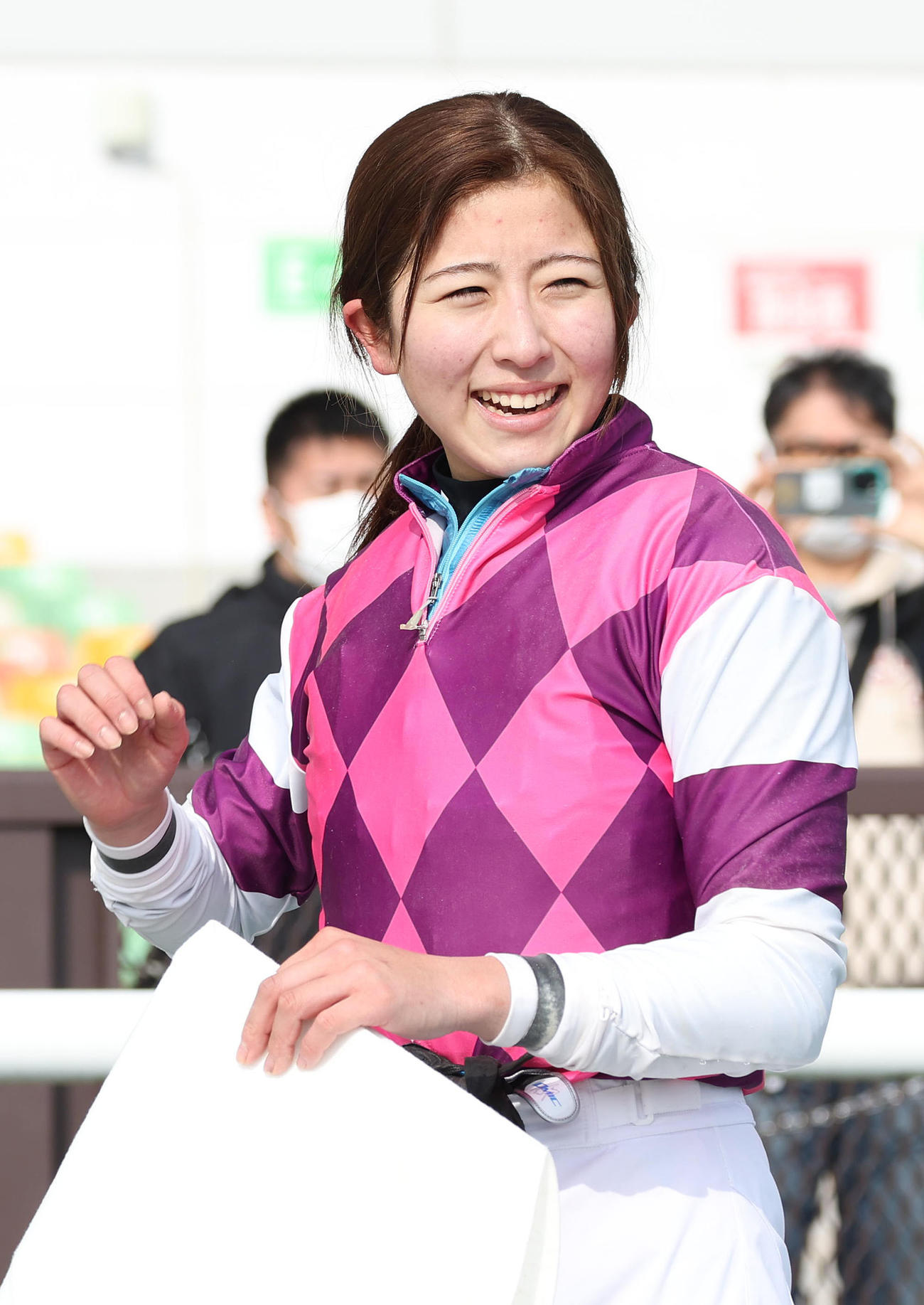 中京3R、マサハヤウォルズで今年初勝利を挙げて笑顔を見せる今村聖奈騎手（撮影・白石智彦）