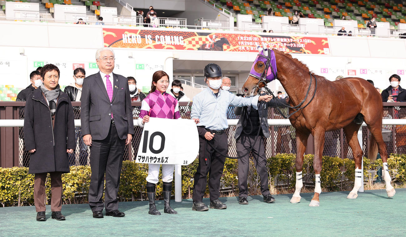 中京3R、3歳未勝利を勝ち上がったマサハヤウォルズと口取りに並ぶ今村騎手（中央）（撮影・白石智彦）
