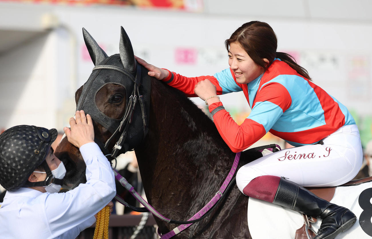 中京7R、マジックスピーチを笑顔でなでる今村騎手（撮影・白石智彦）