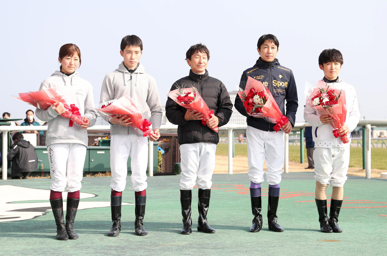 記念撮影に納まる左から、今村騎手、角田河騎手、横山典騎手、武豊騎手、松若騎手