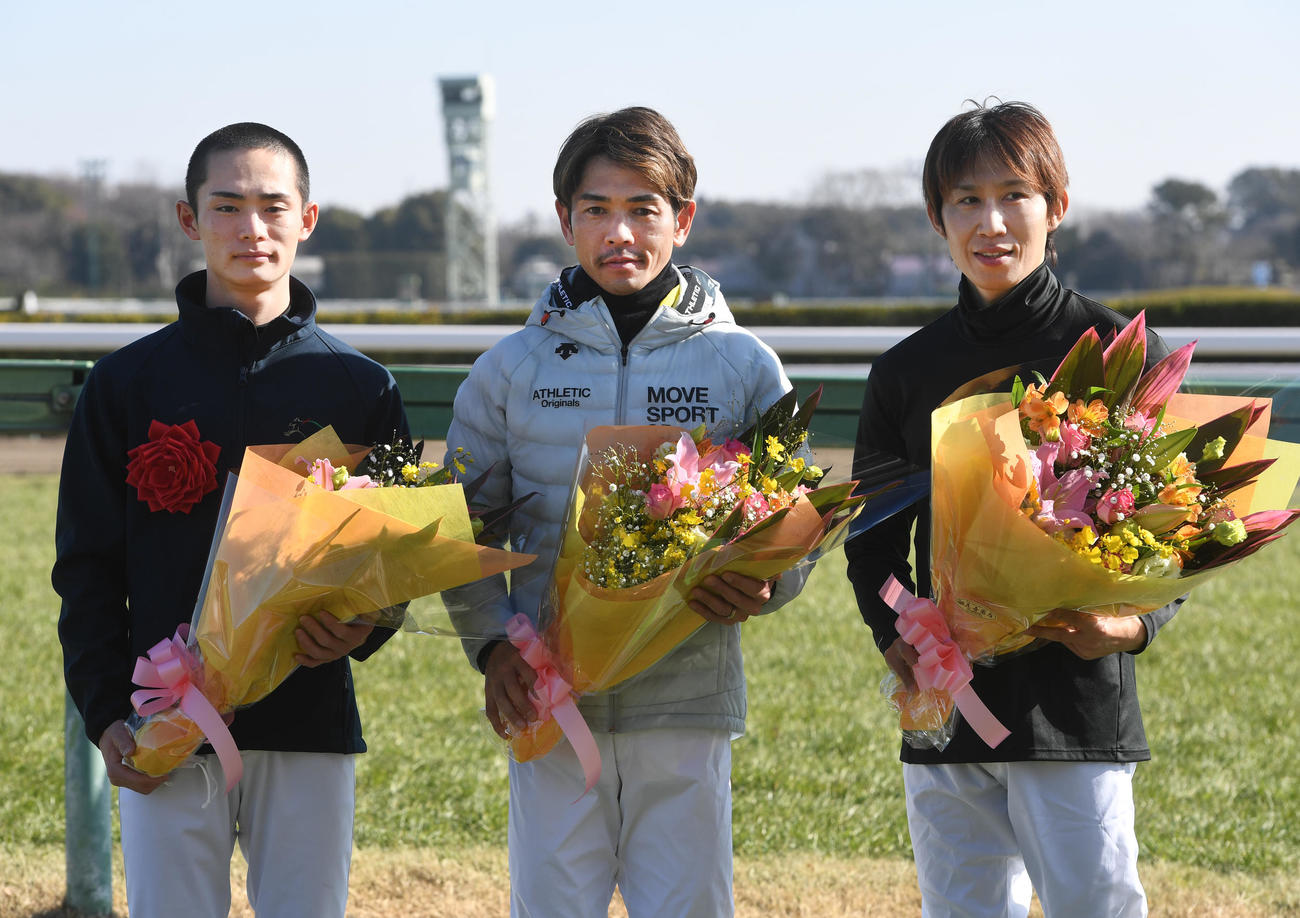 優秀騎手賞の戸崎圭太騎手（中央）、フェアプレー賞の永野猛蔵騎手（左）と田辺裕信騎手（撮影・柴田隆二）
