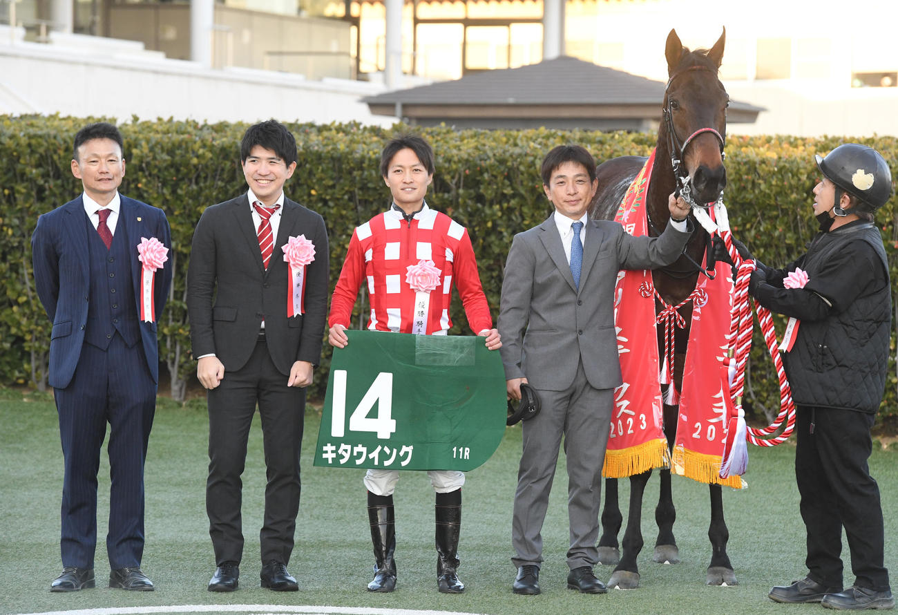 フェアリーSを制したキタウイング、左から小島調教師、1人おいて杉原騎手（撮影・柴田隆二）