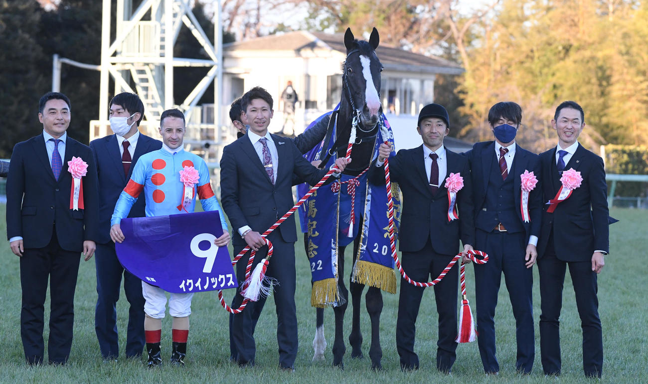 左から米本シルクレーシング代表、1人おいてルメール騎手、右端は木村師（2022年12月25日撮影）