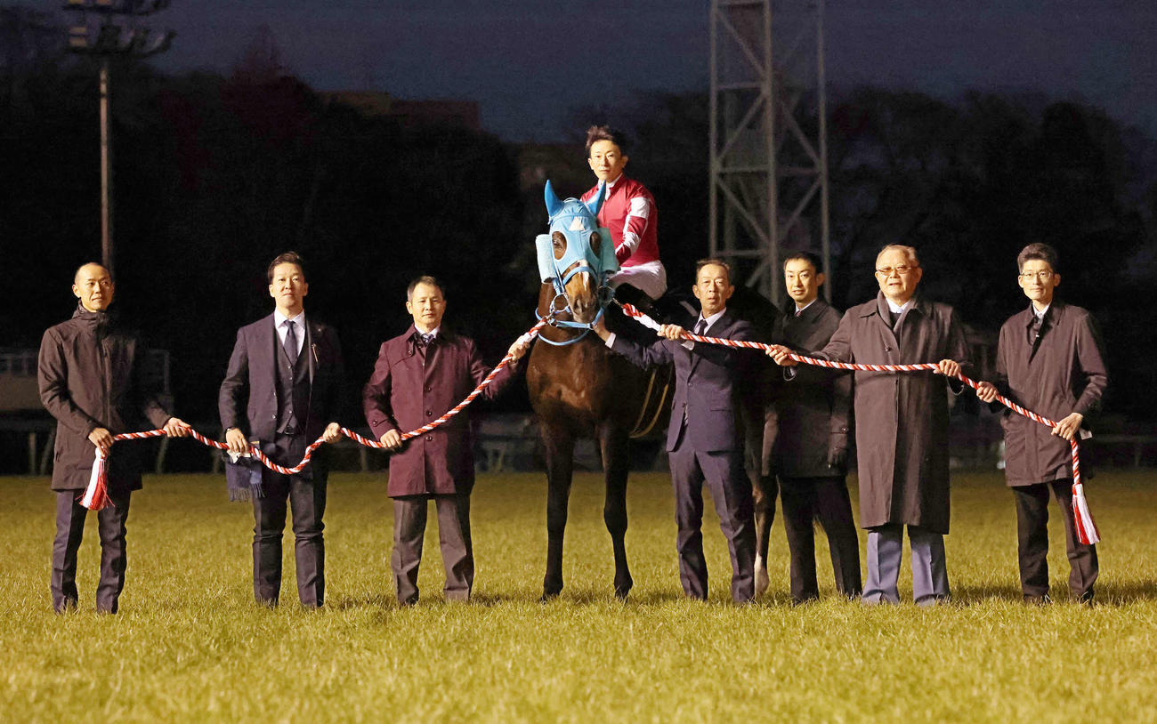 引退式で写真に納まるオジュウチョウサンと和田正師（右端）ら関係者（2022年12月24日撮影）