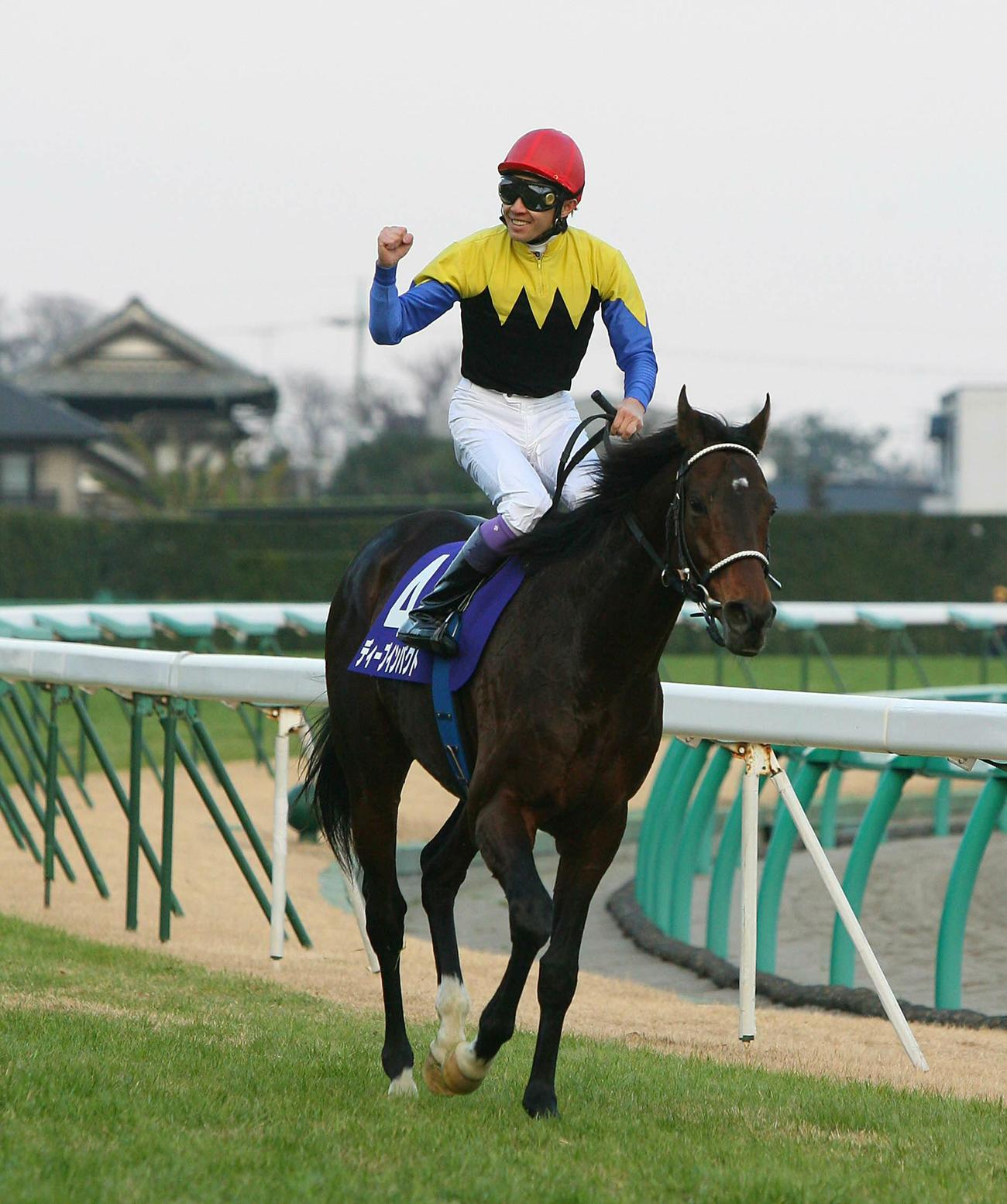 06年、有馬記念を制しガッツポーズする武豊騎手とディープインパクト
