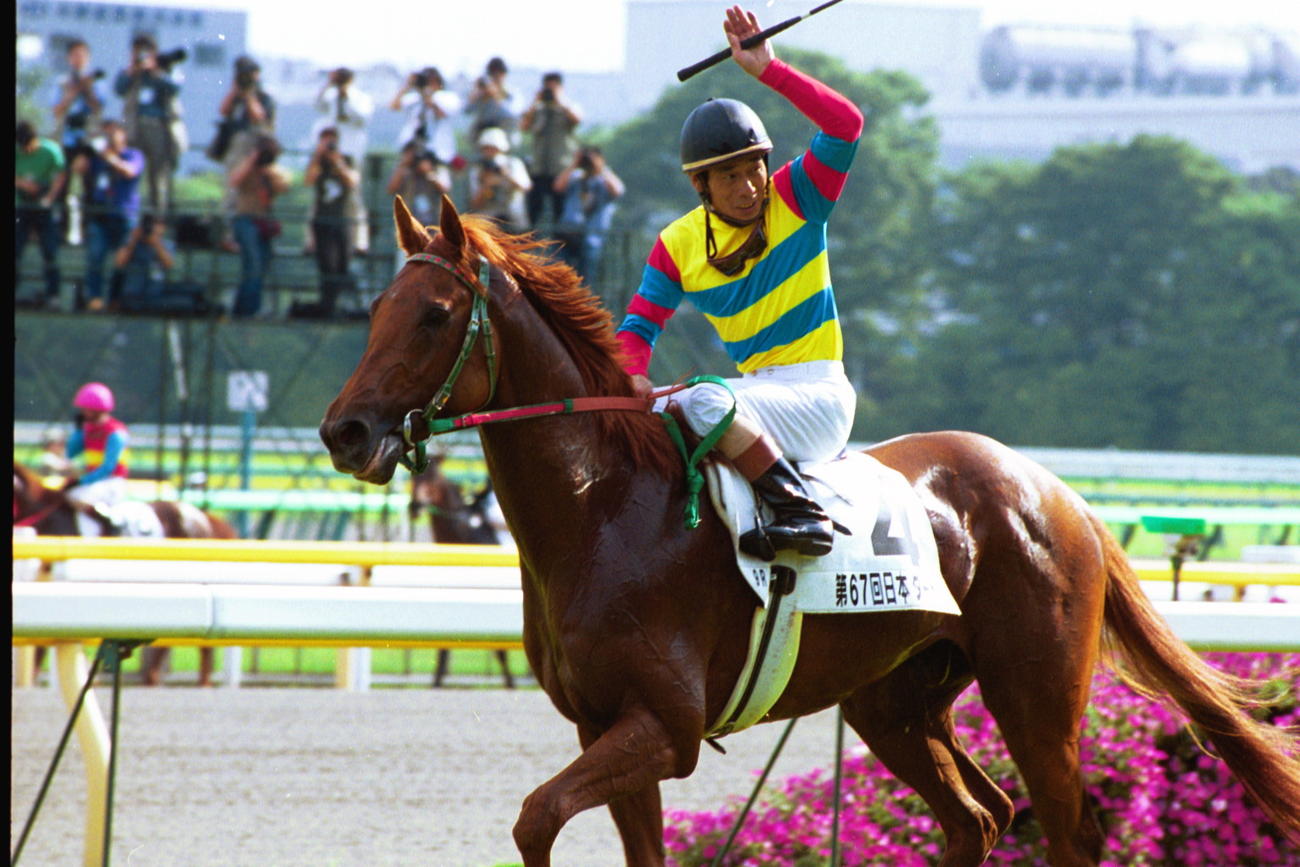 第67回日本ダービーを制したアグネスフライト（2000年5月28日撮影）