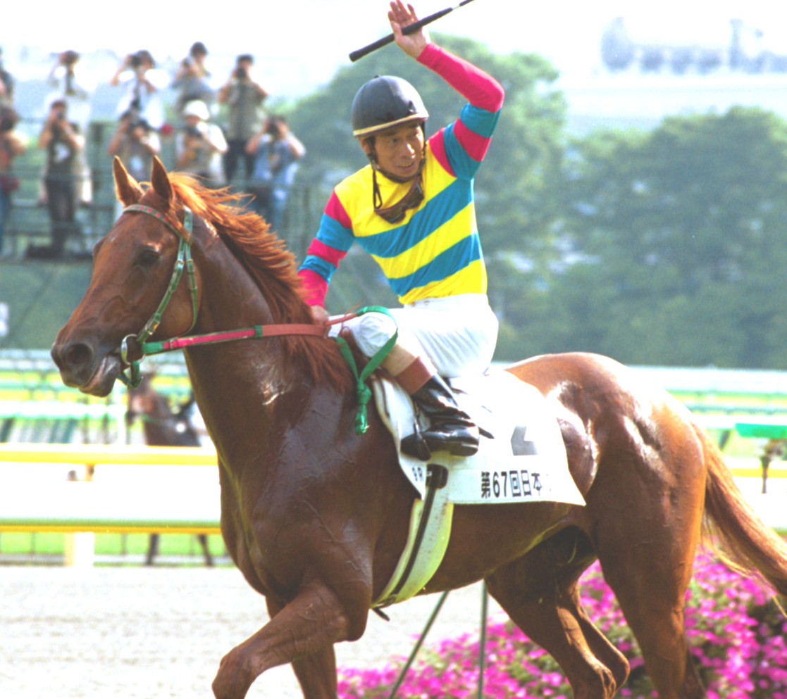 ダービーを制したアグネスフライトと河内洋騎手（2000年5月28日撮影）