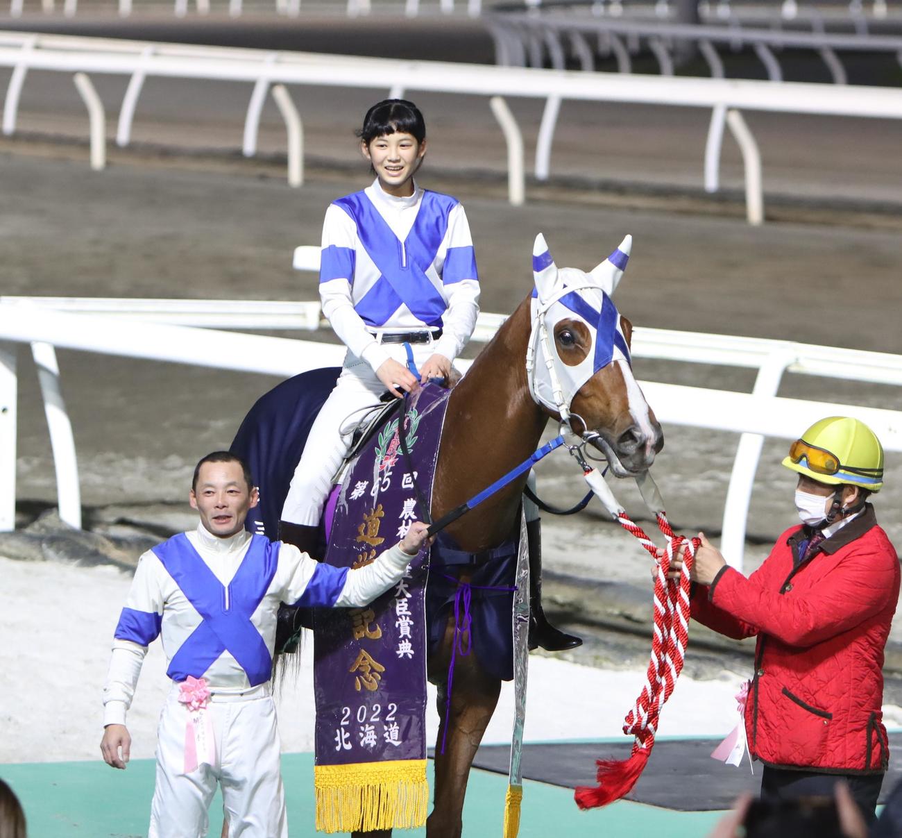 昨年の道営記念を制したサンビュートと五十嵐師（左）、馬上は次女ひなさん（撮影・奥村晶治）