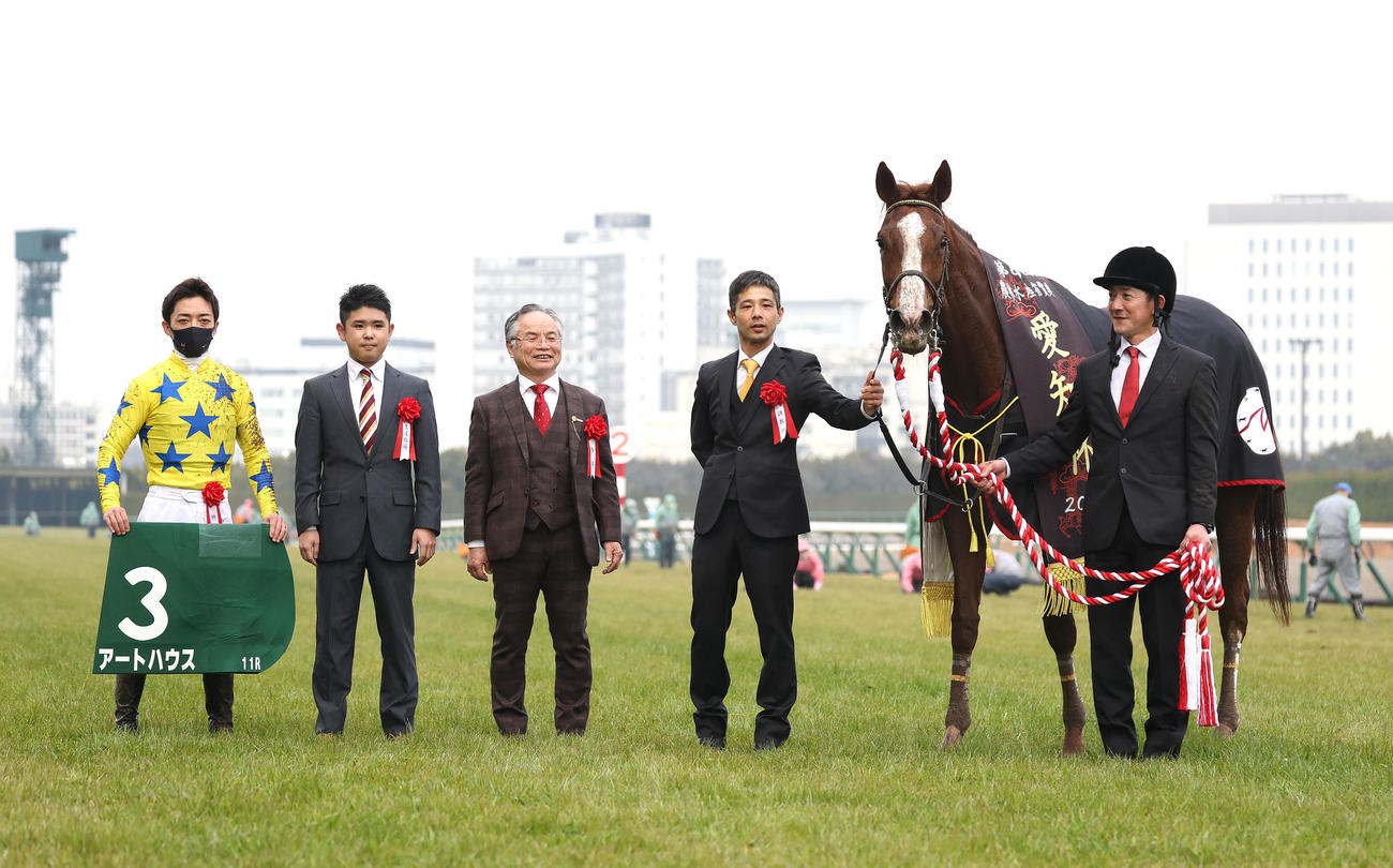 中京11R、愛知杯を制したアートハウスと口取りに並ぶ川田騎手（左）（撮影・白石智彦）