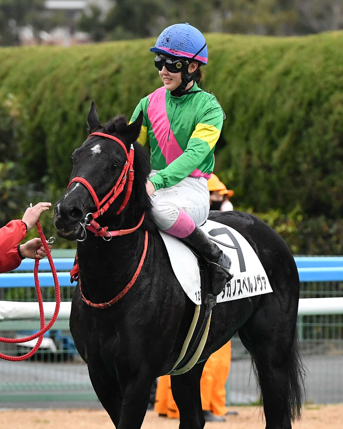 小倉12R、レースを終えて引き揚げるタガノスペルノヴァと永島まなみ騎手（撮影・岩下翔太）