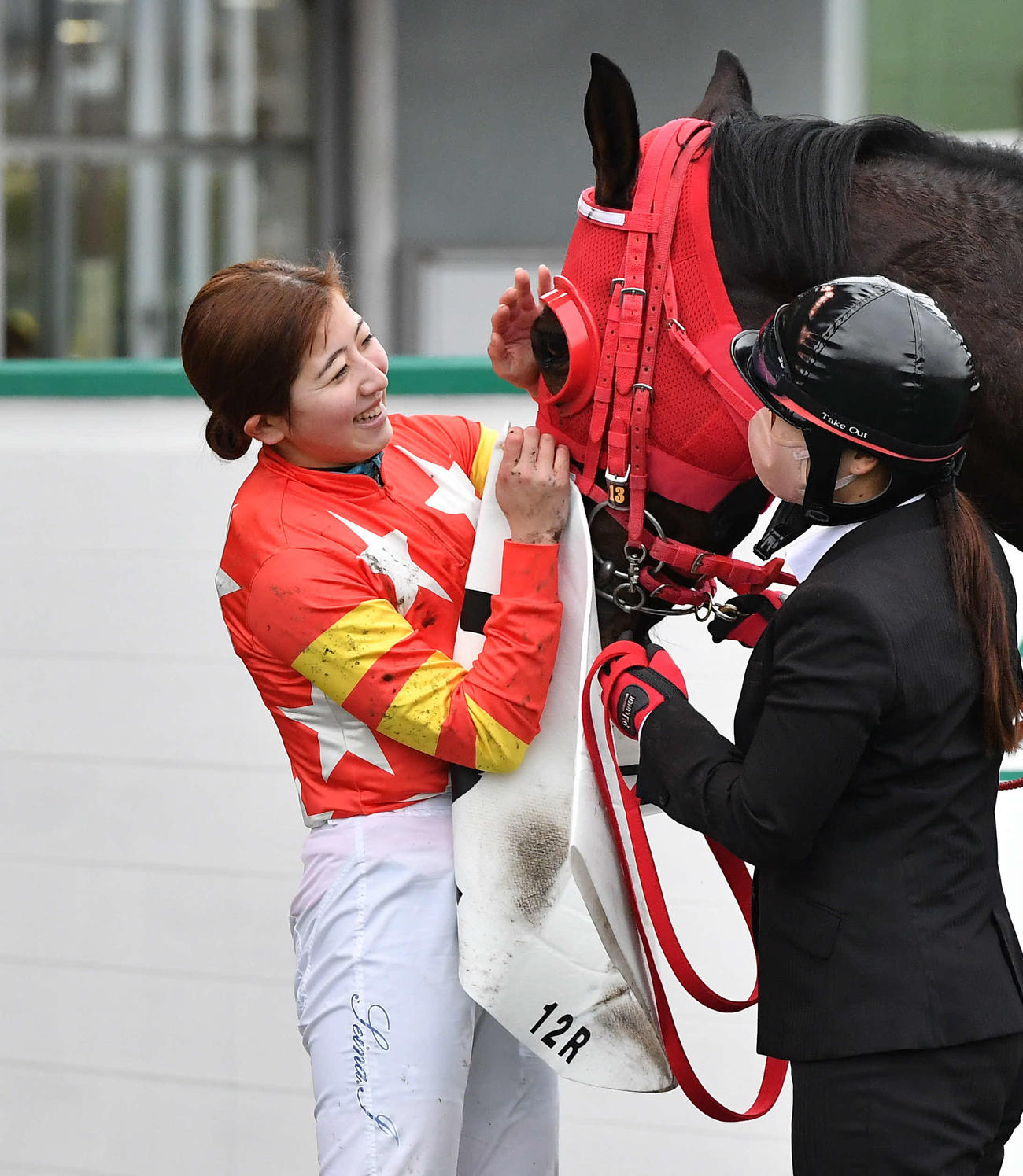 口取り撮影を終え、勝利したヒノクニを笑顔でなでる今村聖奈騎手（撮影・岩下翔太）
