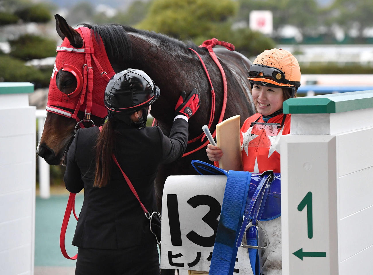 ヒノクニに騎乗して4歳以上1勝クラスを制した今村聖奈騎手（撮影・岩下翔太）