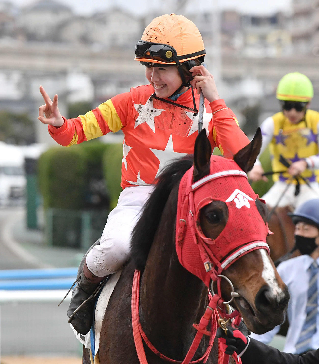 ヒノクニに騎乗して4歳以上1勝クラスを制し、笑顔でピースサインを見せる今村聖奈騎手（撮影・岩下翔太）