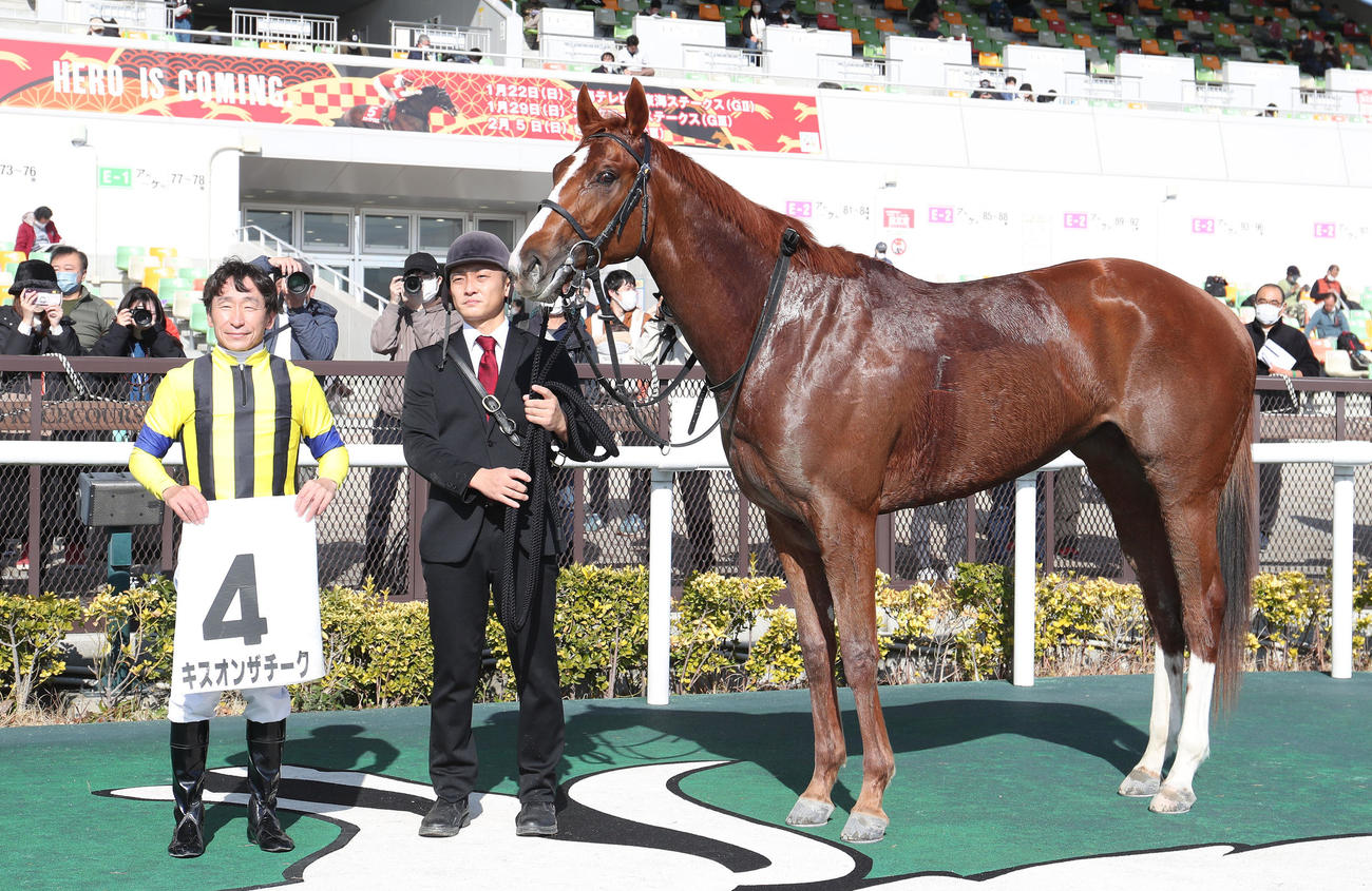 中京3R、新馬戦を制したキスオンザチークと口取りに並ぶ横山典騎手（左）（撮影・白石智彦）