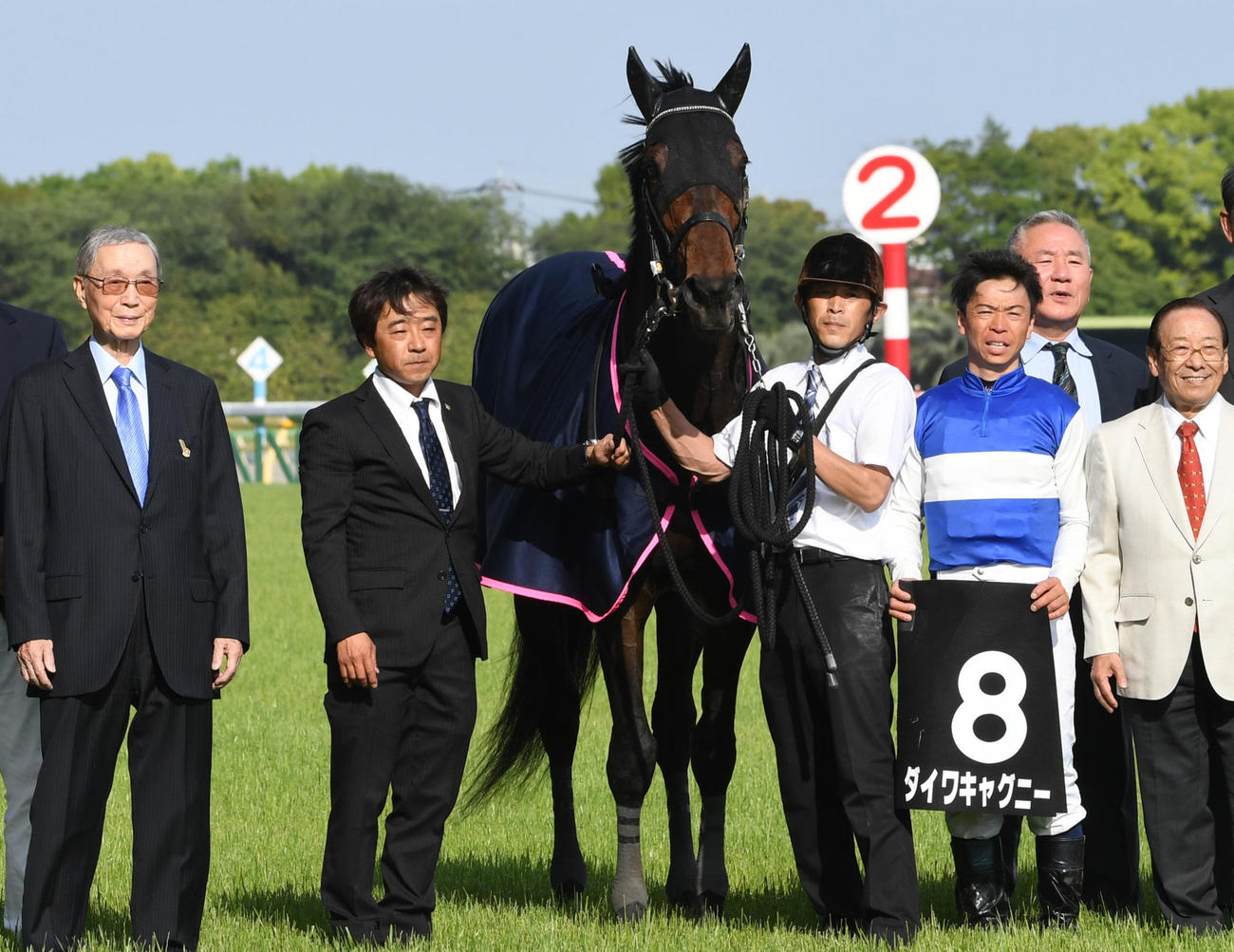 17年5月、プリンシパルSを制したダイワキャグニー。左端は大城敬三オーナー