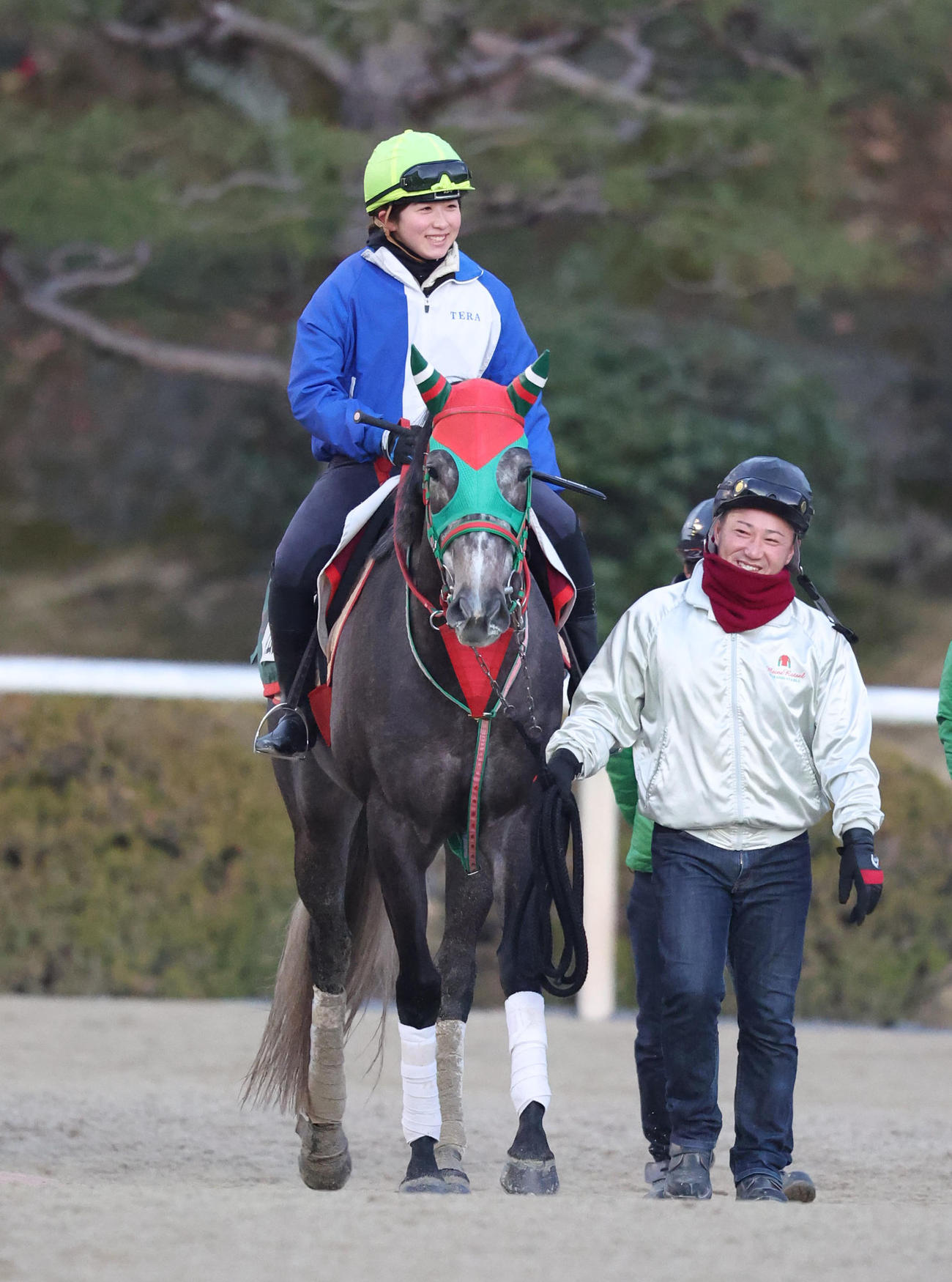 今村騎手を背にスタンド前で運動するテイエムスパーダ（撮影・白石智彦）