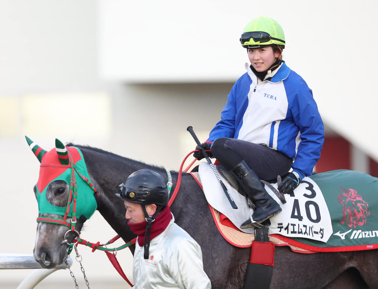 今村騎手を背にスタンド前で運動するテイエムスパーダ（撮影・白石智彦）