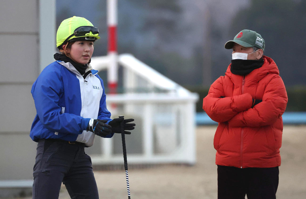 テイエムスパーダの追い切りを終えて五十嵐師（右）に感触を伝える今村騎手（撮影・白石智彦）