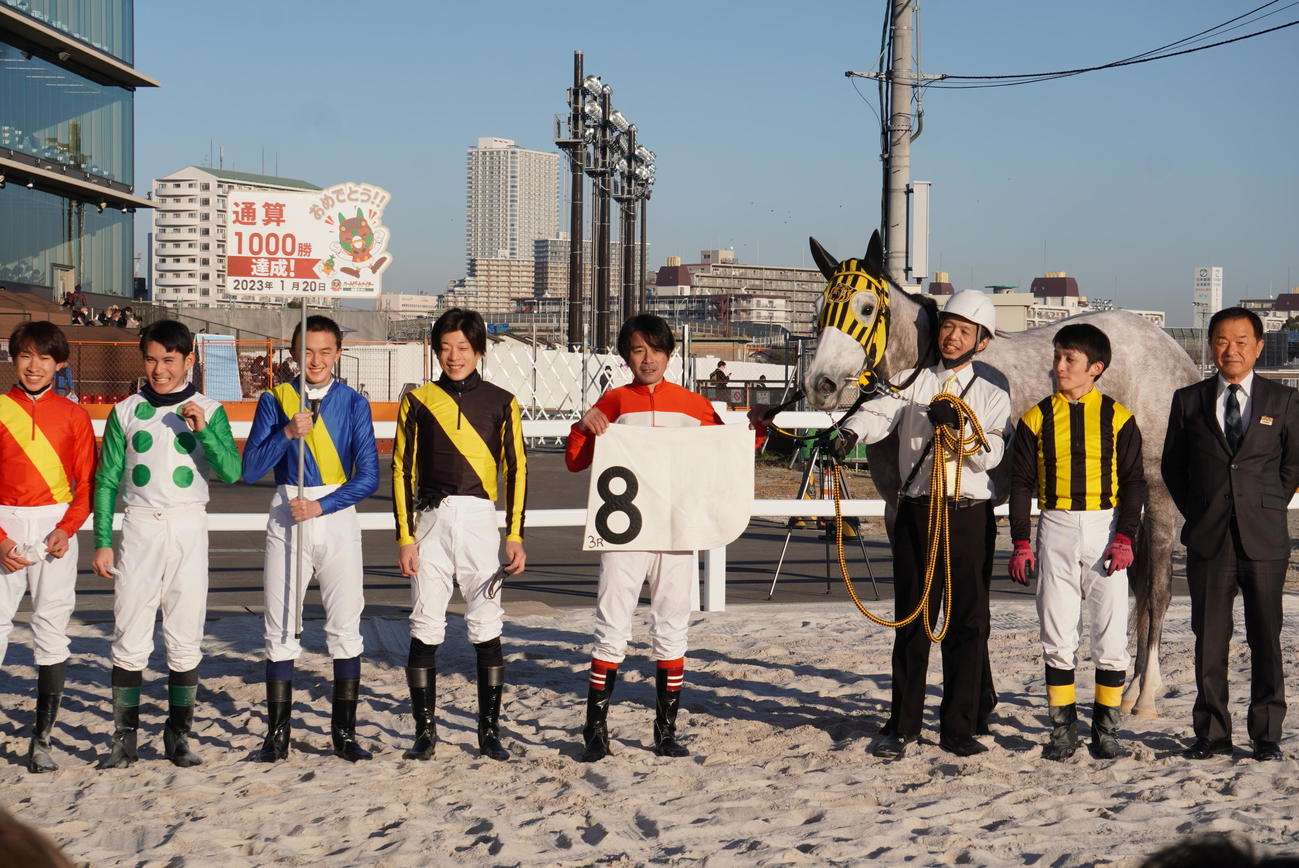 地方通算1000勝を達成した西村栄喜騎手（左から5人目）