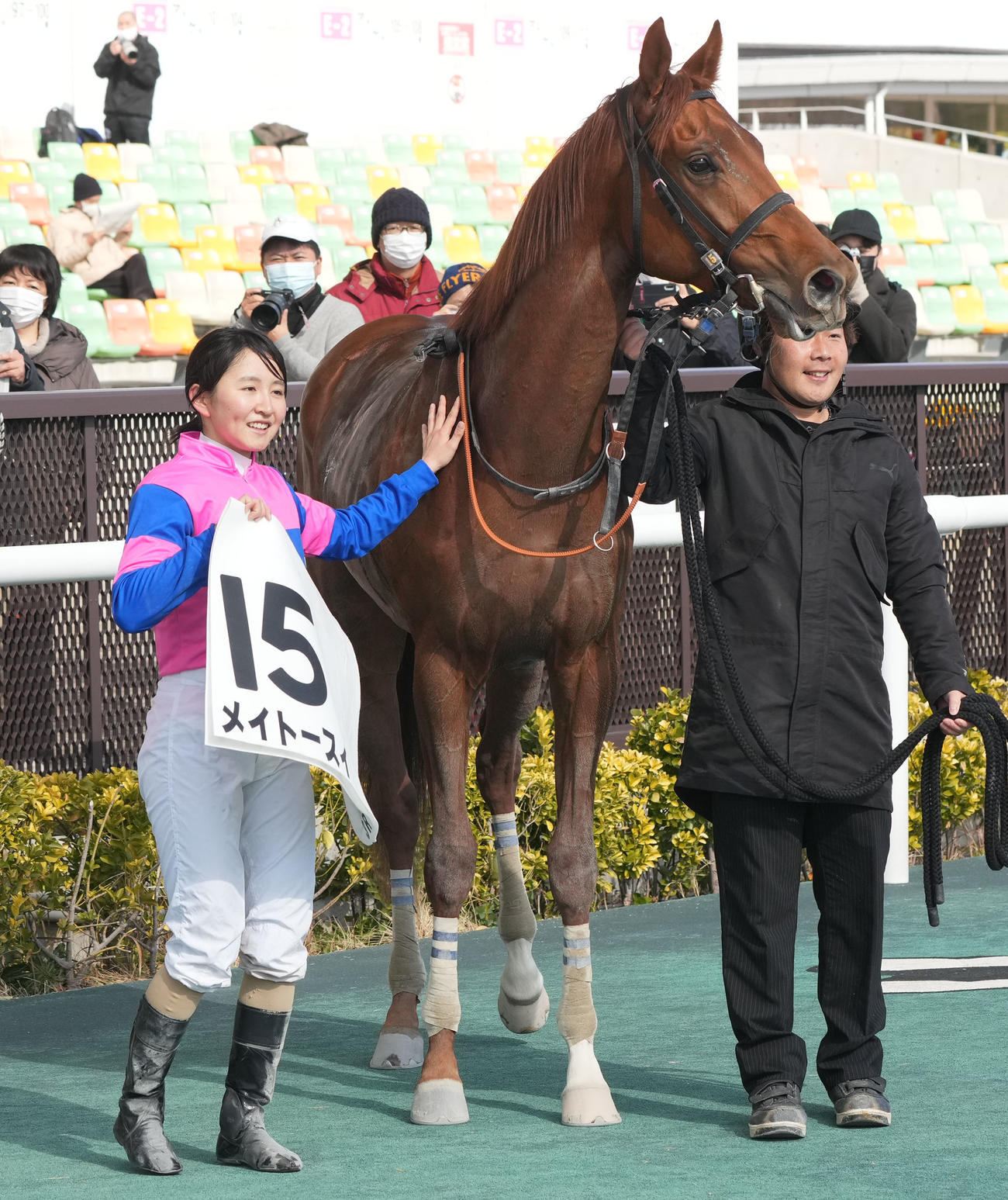 中京新馬戦を制したメイトースイに手を添える古川奈穂騎手（左）（撮影・森本幸一）