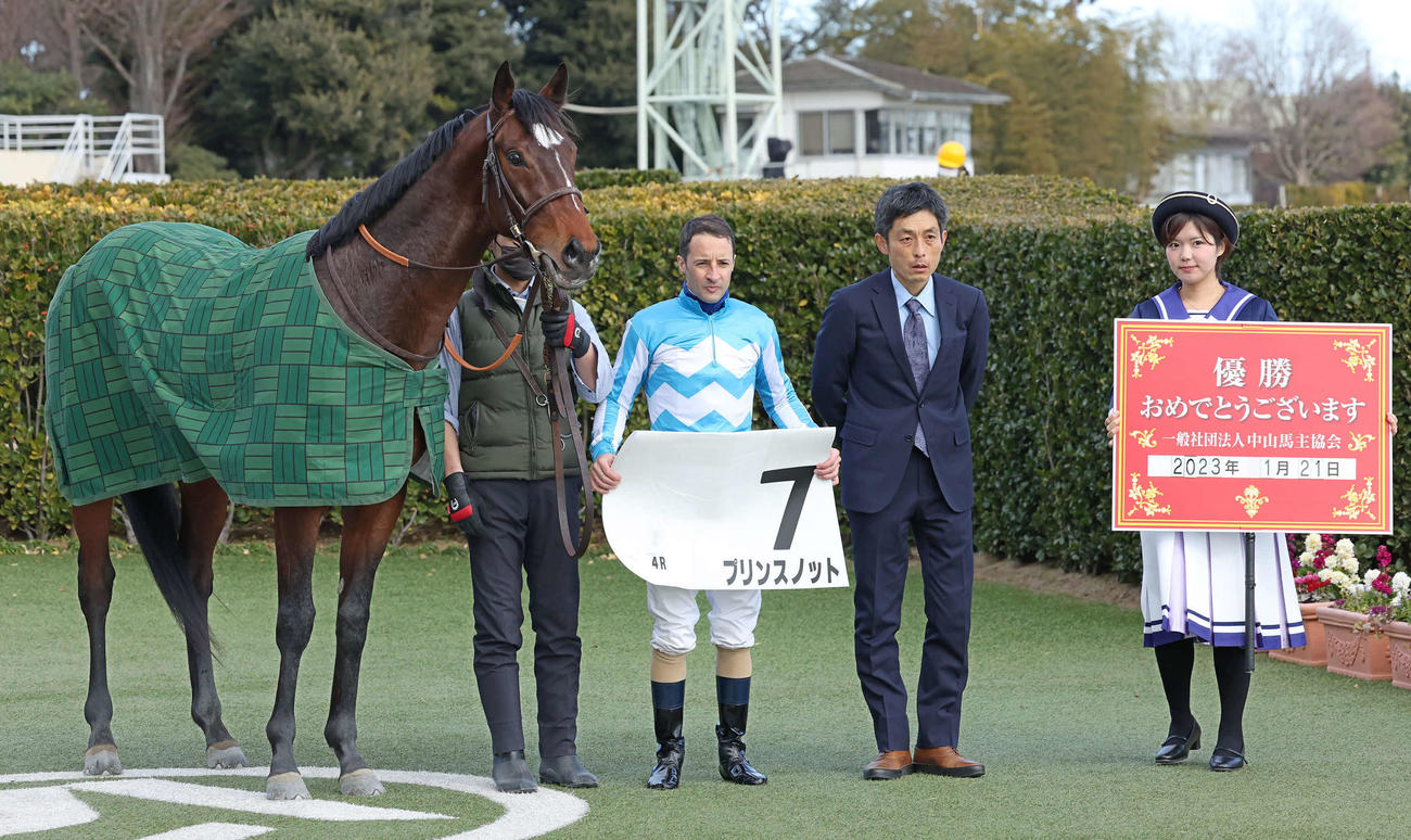 中山4R新馬戦を制したプリンスノットの口取りをするルメール騎手（撮影・丹羽敏通）