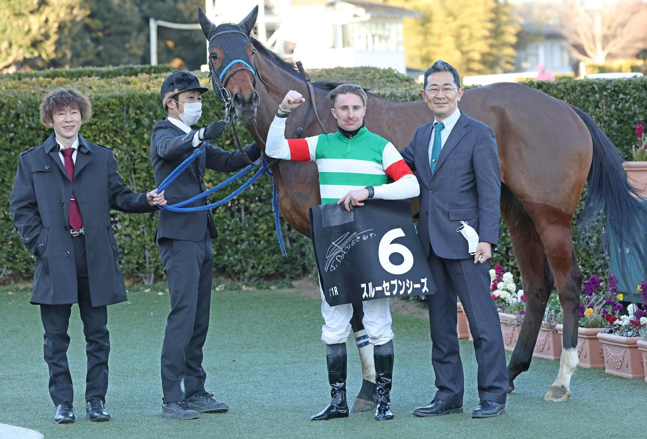 スルーセブンシーズの口取りをするバシュロ騎手（左から3人目）と尾関師（右端）（撮影・丹羽敏通）