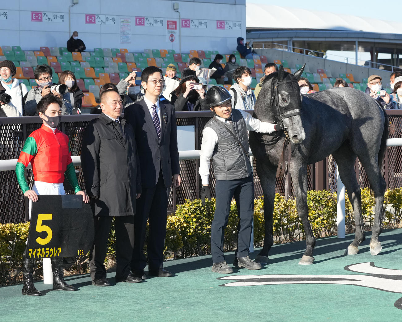 中京10R若駒ステークスを制したマイネルラウレアの口取り（撮影・森本幸一）