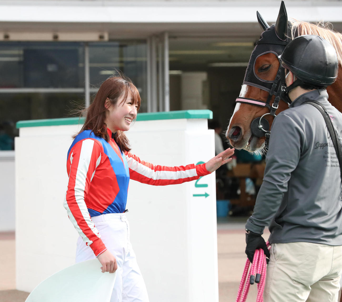 小倉2Rで勝利した永島まなみ騎手とトーホウフランゴ（撮影・梅根麻紀）