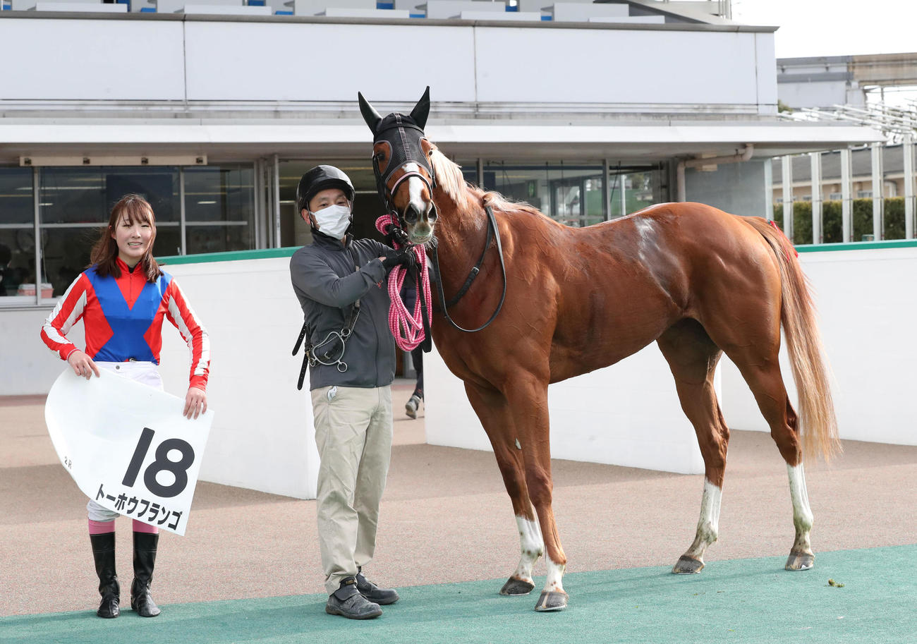 小倉2R、1着トーホウフランゴと永島まなみ騎手（撮影・梅根麻紀）
