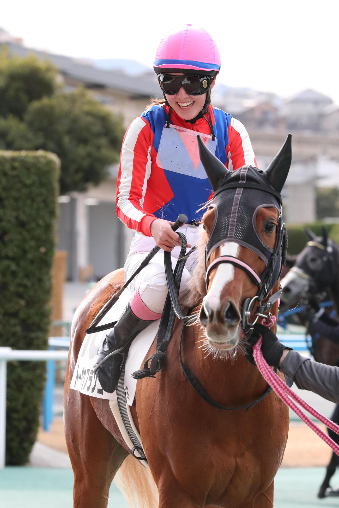 小倉2R 大外から直線を差し切って勝ったトーホウフランゴと永島まなみ騎手（撮影・梅根麻紀）