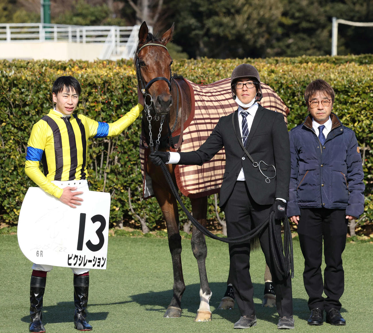 中山6R新馬戦を制したピクシレーションの口取りをする横山武騎手（左）（撮影・丹羽敏通）