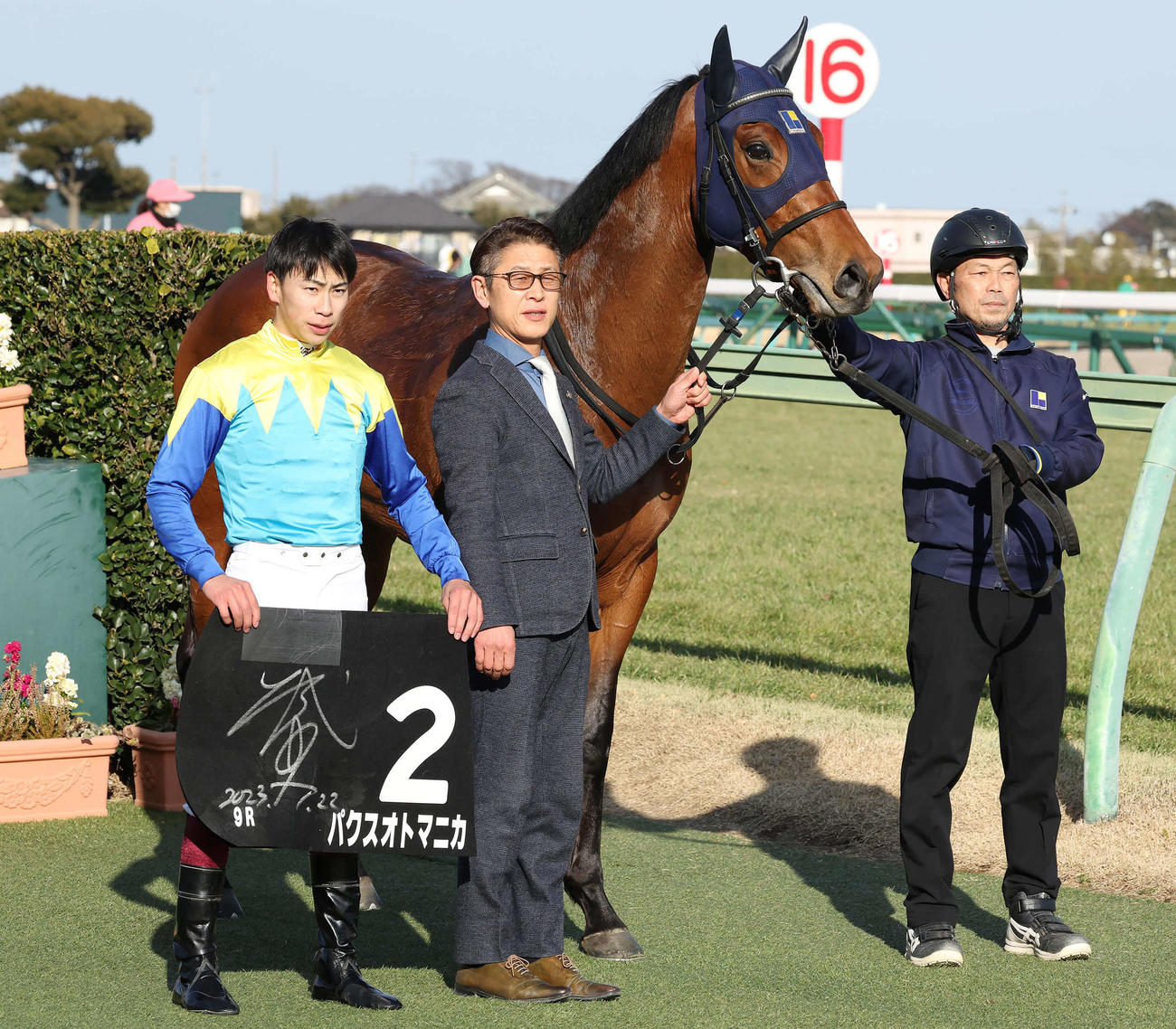 中山9R若竹賞を快勝したパクスオトマニカの口取りをする横山武騎手（撮影・丹羽敏通）