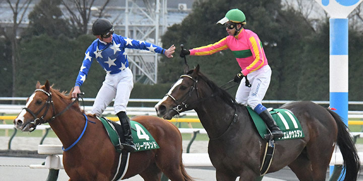 根岸Sを制したテイエムサウスダンの岩田康騎手（右）を祝福する、息子の岩田望騎手＝2022年1月30日、東京競馬場