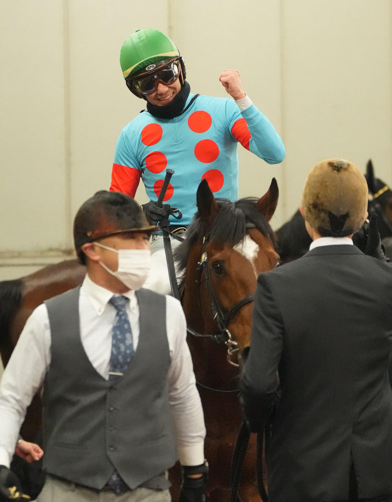 東海Sをプロミストウォリアで勝利しガッツポーズをするムルザバエフ騎手（撮影・森本幸一）