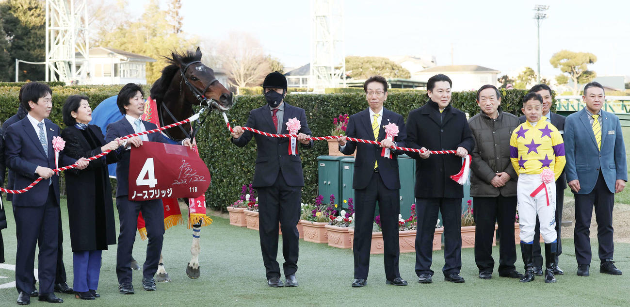 AJCCを制したノースブリッジの口取りをする奥村師（左端）と岩田康騎手（撮影・丹羽敏通）