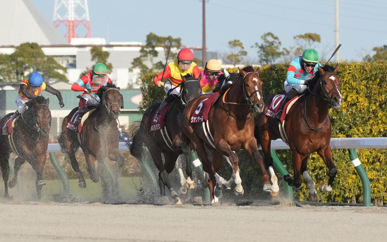 東海S2着のハギノアレグリアス（左から3頭目）。右端は勝ったプロミストウォリア