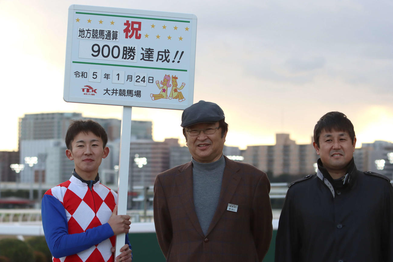大井10Rで地方競馬通算900勝を達成した大井の栗田裕光調教師（中央）
