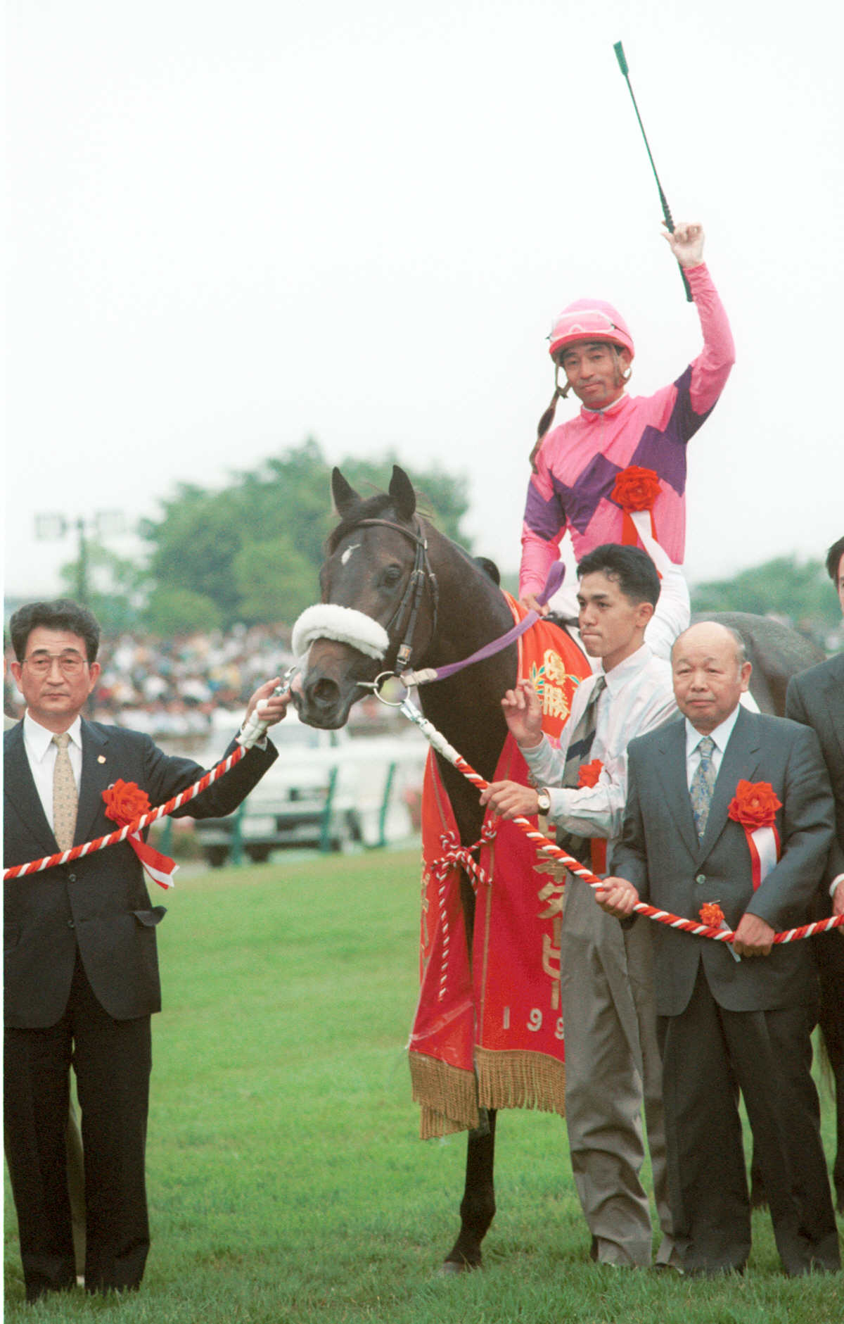 94年のダービーを制したナリタブライアンと大久保正陽調教師（左）
