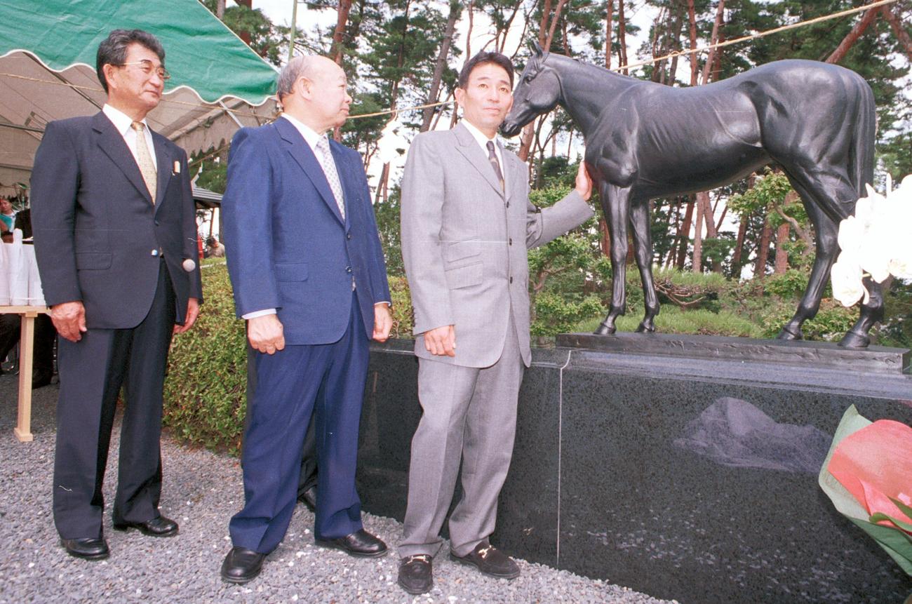 99年9月、ナリタブライアン銅像の除幕式に参加する、左から大久保正陽師、山路オーナー、南井克己師