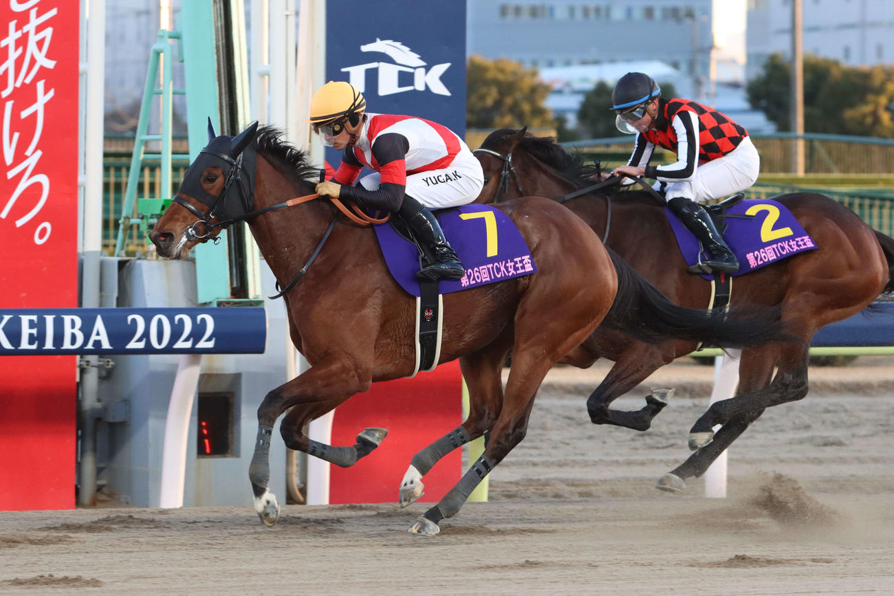 ヴァレーデラルナ（右奥）をゴール手前で差し切り、TCK女王盃を制したグランブリッジと川田将雅騎手