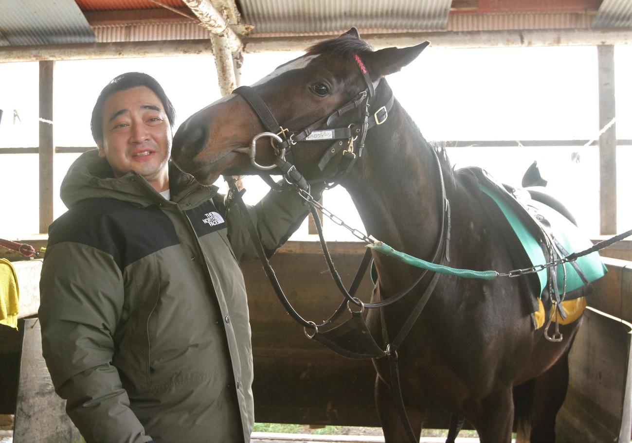 愛馬と初めてご対面したジャングルポケット斉藤慎二（2021年11月撮影）