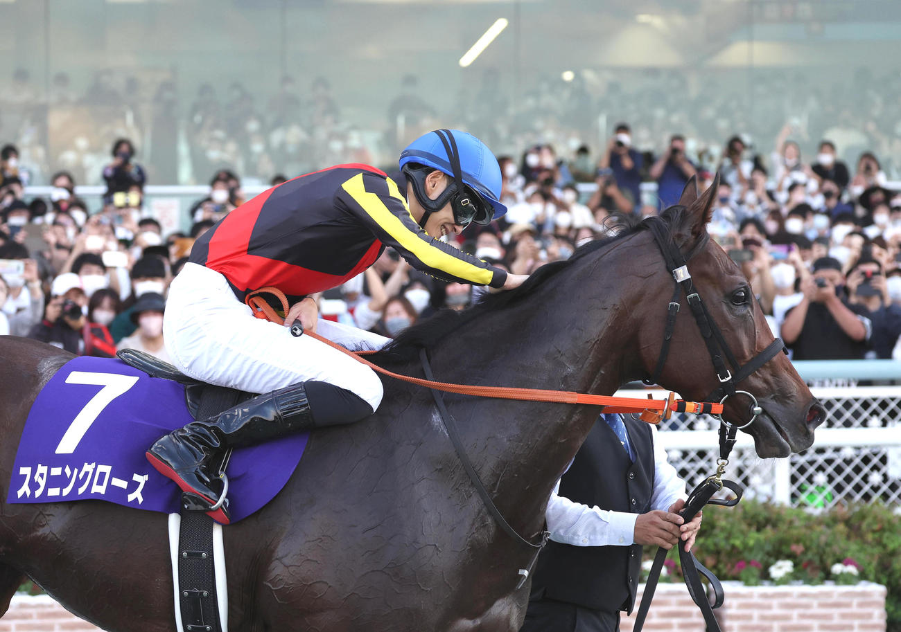 秋華賞を制したスタニングローズと坂井瑠星騎手（2022年10月16日撮影）