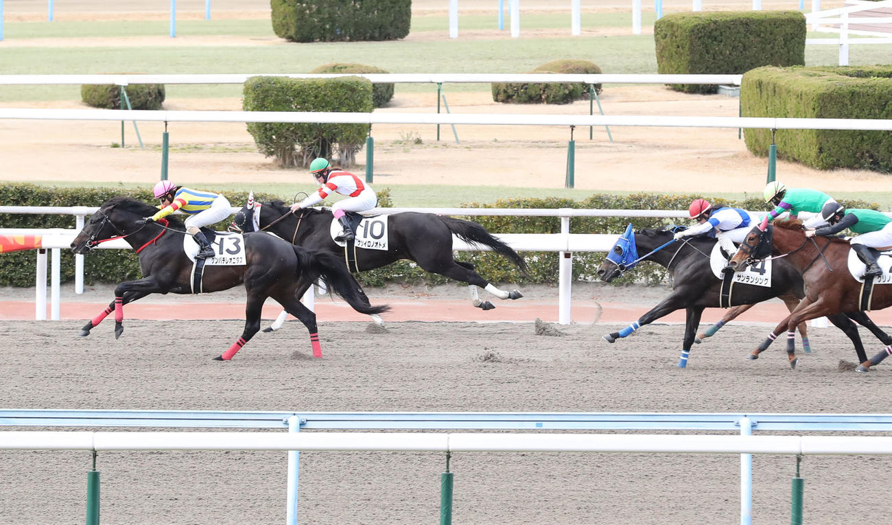 小倉3R、左から1着の古川奈騎手、2着の永島騎手、3着の藤田騎手