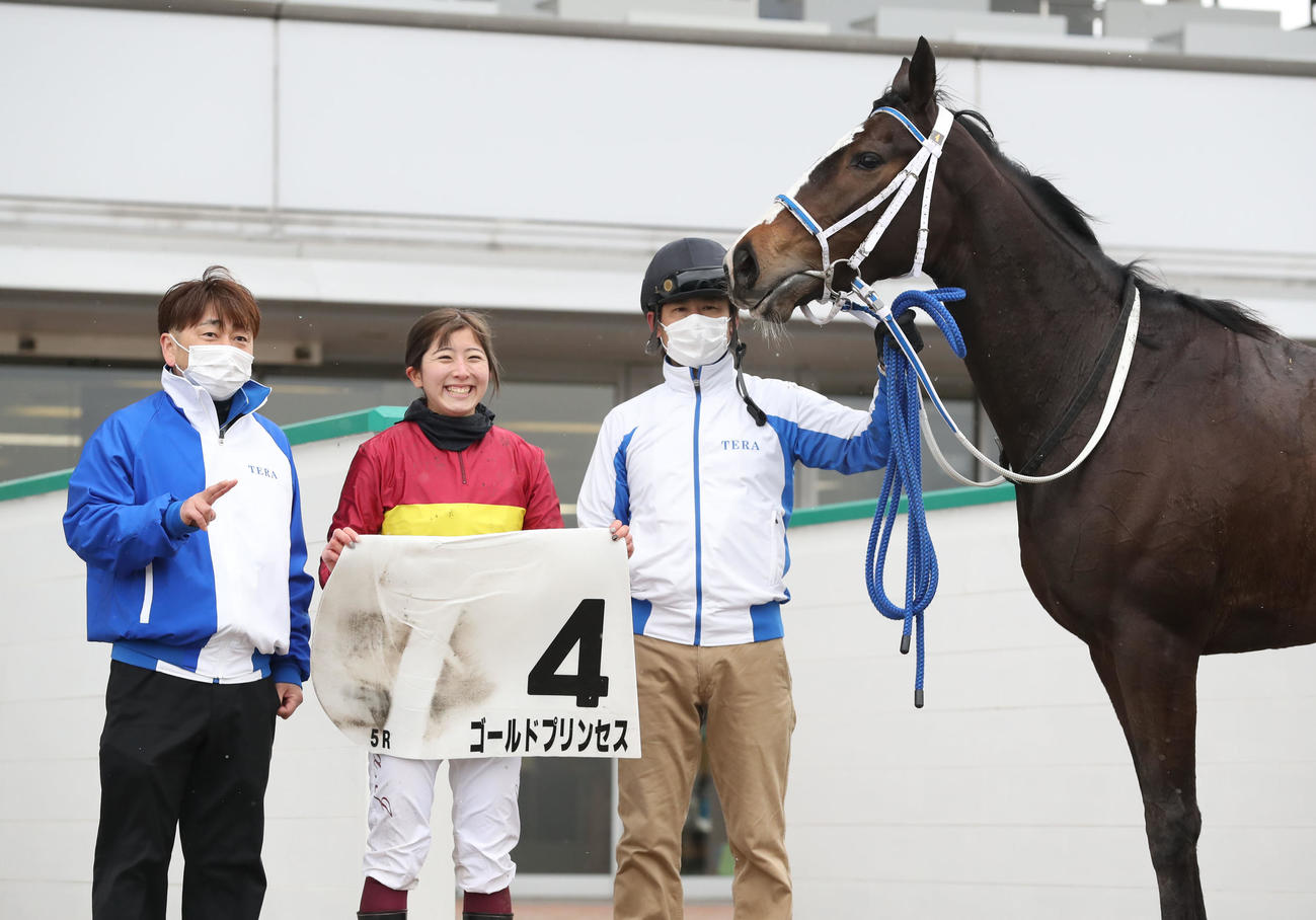 小倉5R、3歳未勝利で1着のゴールドプリンセスと笑顔を見せる今村聖奈騎手（撮影・屋方直哉）