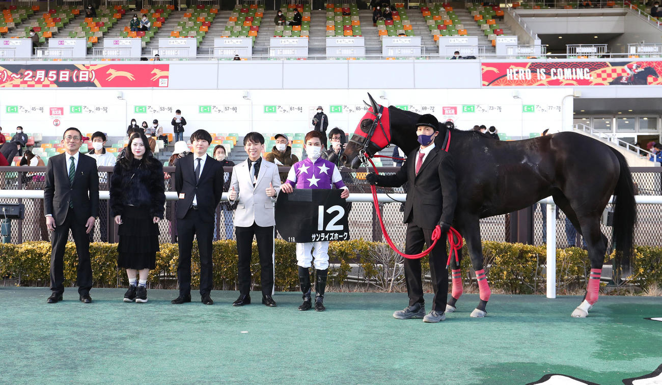 4連勝で伊賀Sを制したサンライズホークと口取りに並ぶ国分優騎手（右から2人目）（撮影・白石智彦）