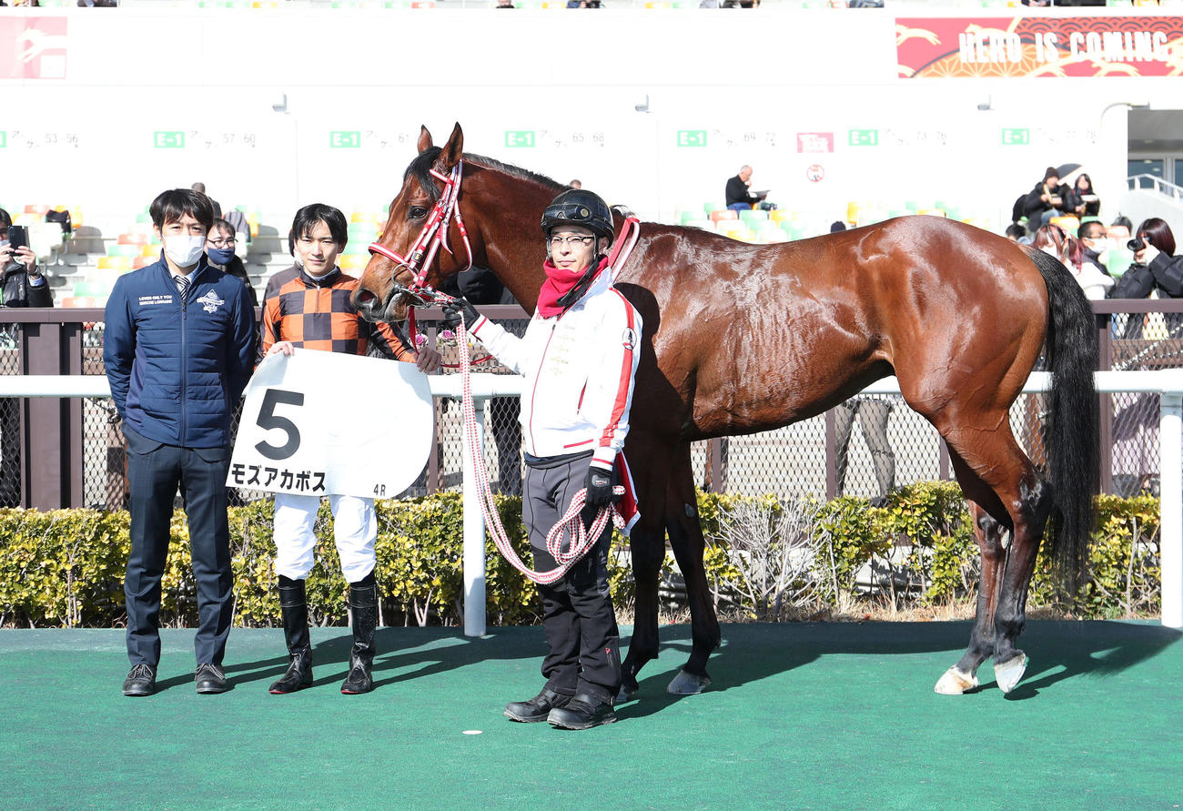 中京新馬戦を制したモズアカボスと口取りに並ぶ坂井騎手（中央）（撮影・白石智彦）