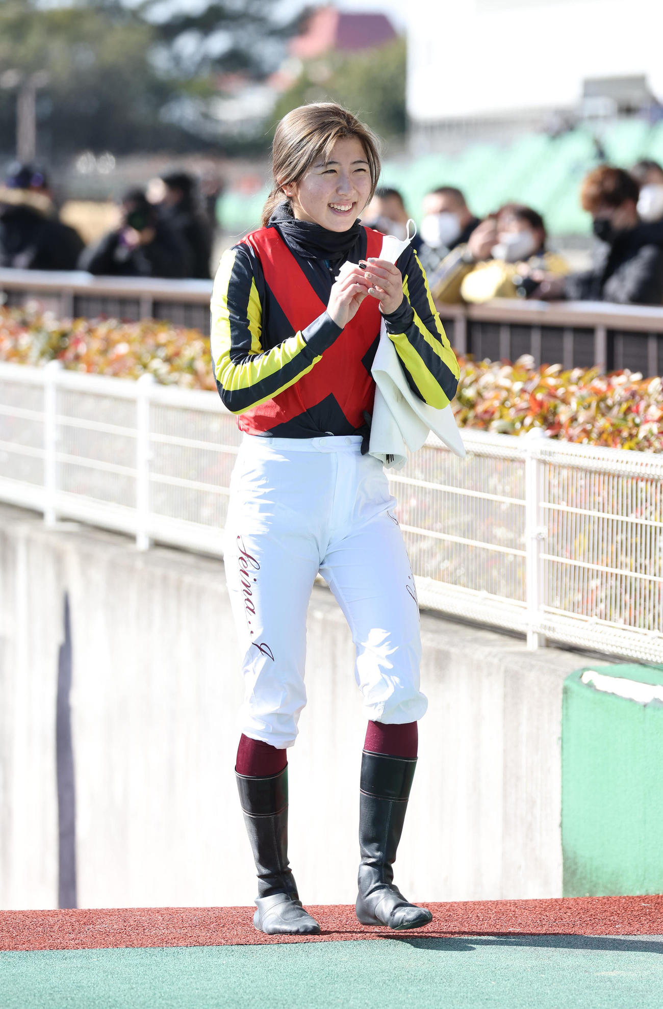 中京4R、エレガントムーンで3歳1勝クラスを制して口取りへ向かう今村騎手（撮影・白石智彦）